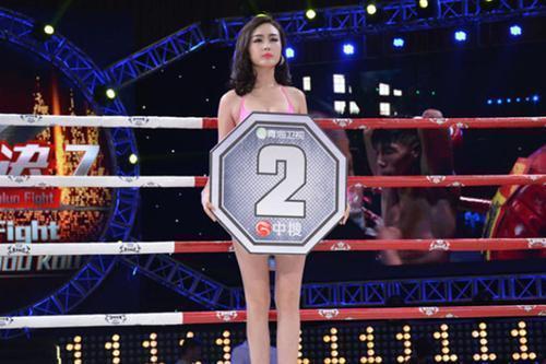 金吉娜|举牌女郎成赛场“焦点”,气质独特身材姣好,运动让她魅力十足