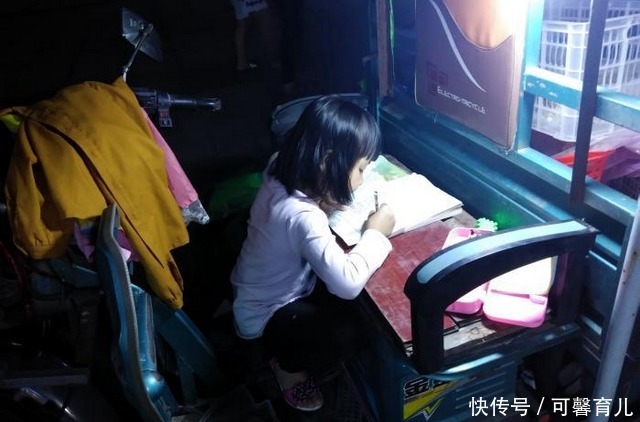 坐完月子要上班，想让姥姥看娃，爸爸坚持让奶奶带，该让谁看？