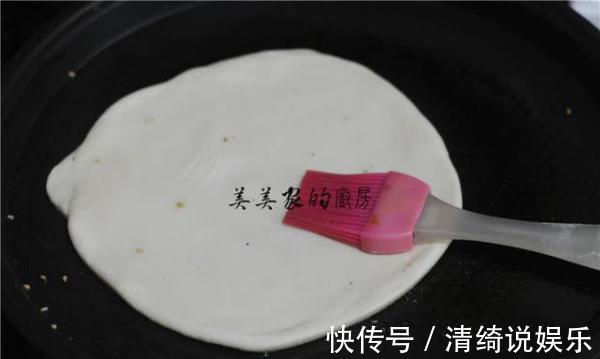 烙饼要暄软，用对水是关键，这样和面，凉了饼也特别软！