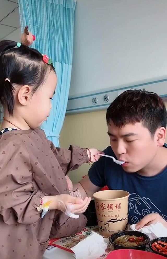 午饭|女儿生病住院,还要伺候爸爸吃午饭,妈妈看到后追打爸爸三条街