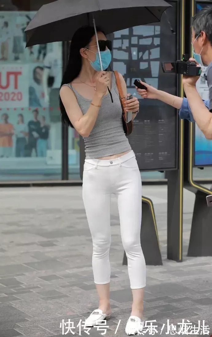 针织衫 穿搭穿针织衫搭配白色八分裤,清爽又减龄