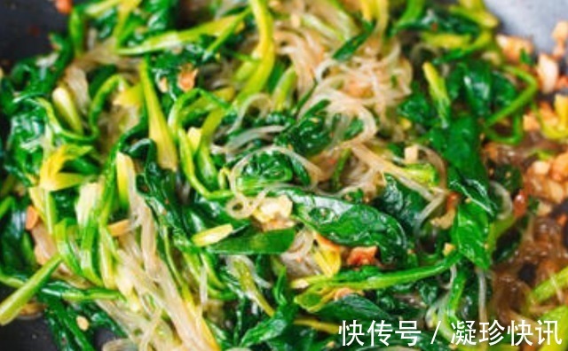 菠菜不煎不炒，焯个水拌一拌，清新爽口解油腻，下酒下饭都不错