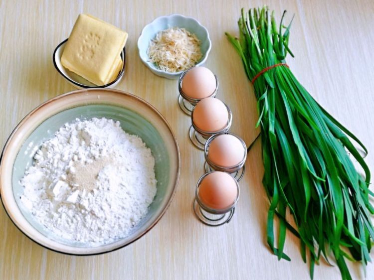 做韭菜盒子的时候加点虾皮和香干,味道太鲜美了,真过瘾