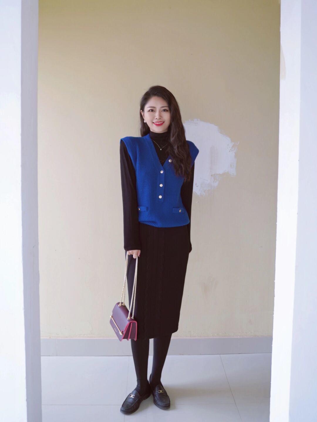 克莱因蓝 毛衣搭配时尚感加倍,4个实用款式,太适合日常出街穿了