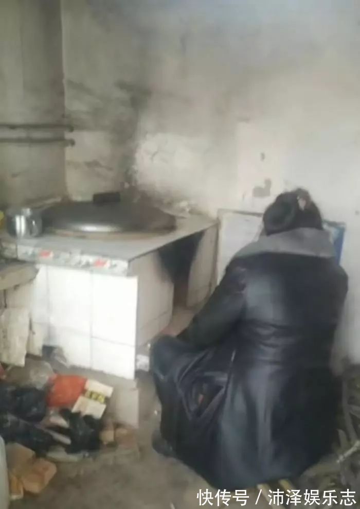 大衣嫂穿皮大衣在厨房烧火做饭,网友过年了厨房里还是乱