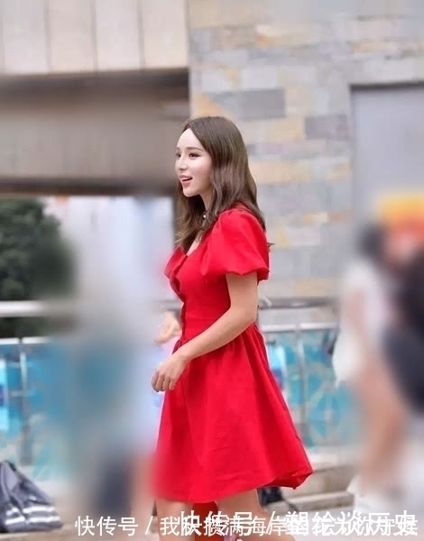美女|街拍，红色连衣裙的时尚美女，很好的展现优雅的气质与搭配