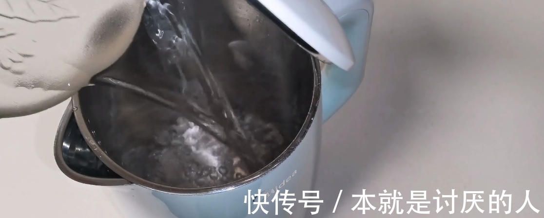 水壶水垢难去除？教你一招，水垢自动往下掉，不用动手刷