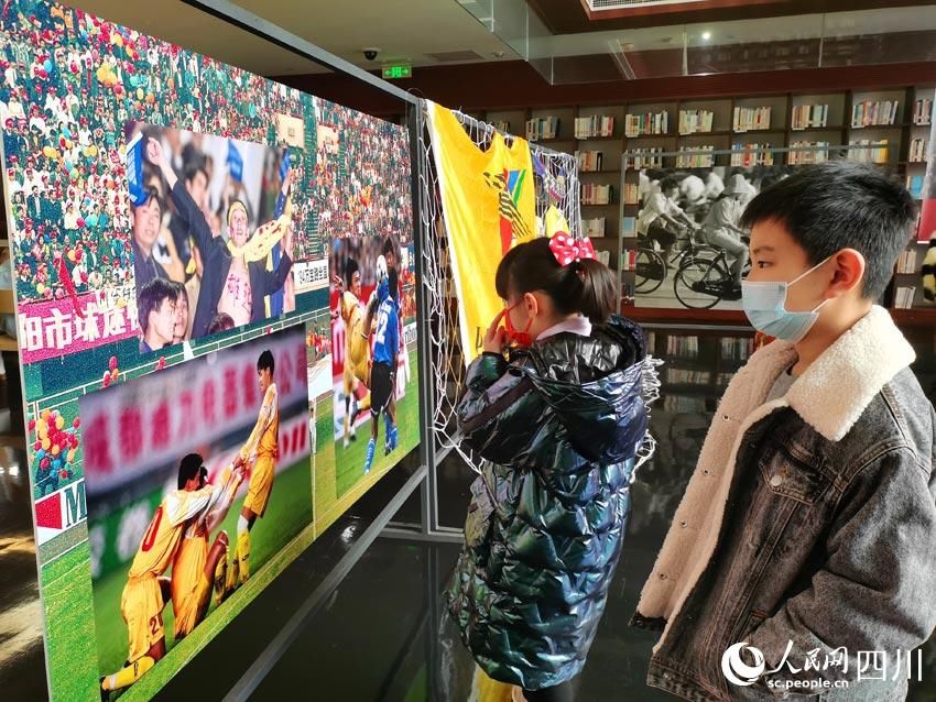 影像展|“穿越空间”里的成都名片展