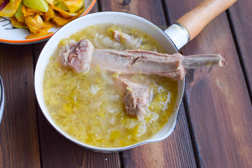 东北酸白菜的腌制方法和酸菜排骨汤的详细做法