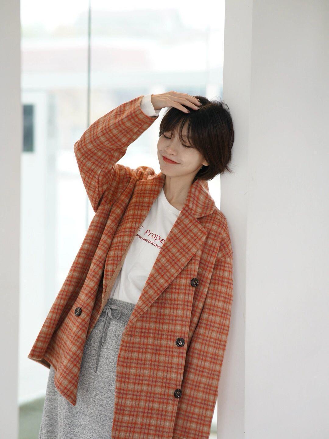 穿搭|冬天想要穿出甜美可爱风,少不了一件米白色毛衣的搭配,搭配卡其色半身裙,更加温柔!