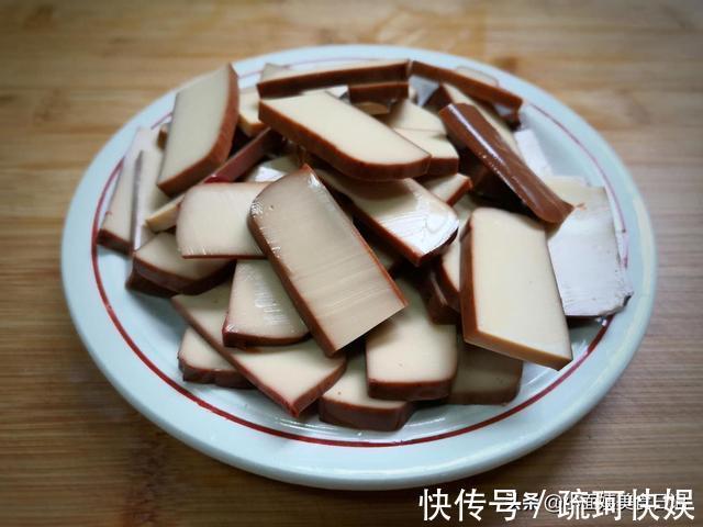 芹菜|芹菜和这菜是“黄金搭档”，营养和口感比豆腐干还好，孩子特爱吃