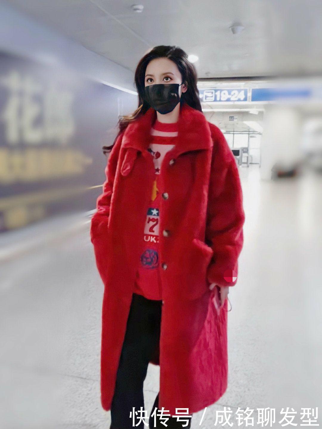 简单|老板娘张萌真会凹造型,粉色毛衣配毛领调外套,保暖时尚又减龄