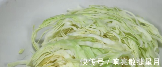包菜|包菜最营养的吃法,淋2个鸡蛋,不炒不炸不凉拌,出锅比肉还香!