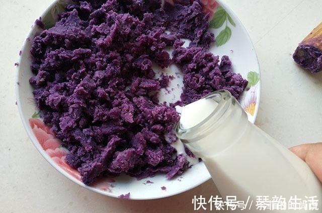 冬天,宁可不吃肉也要吃它,蒸一蒸再烤成夹心饼,比面包简单好吃