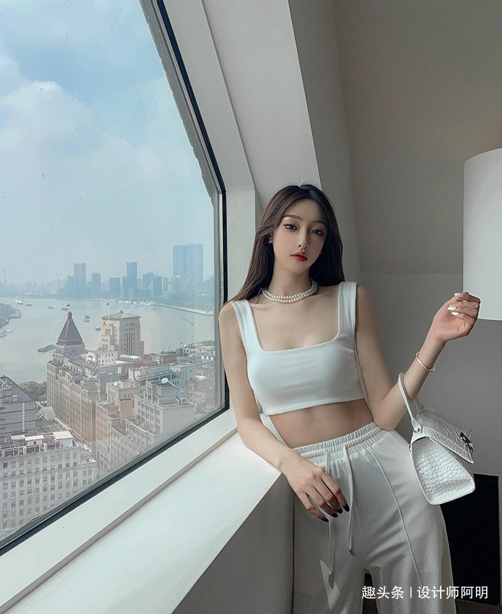 一字领 一字领性感背心如何穿搭搭配这样一条休闲裤,秀出你的S形曲线