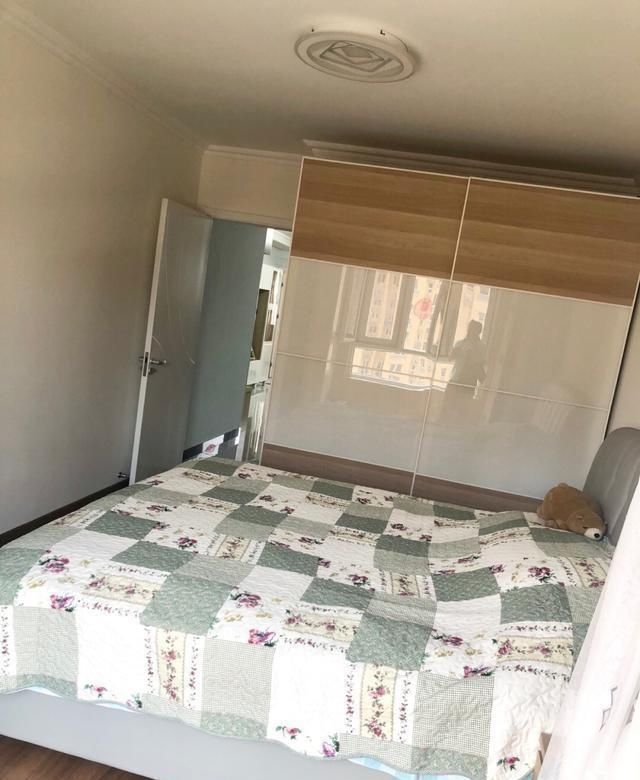 她家90平新房，装修一共花费15万，电视墙很实用，进屋就被迷住