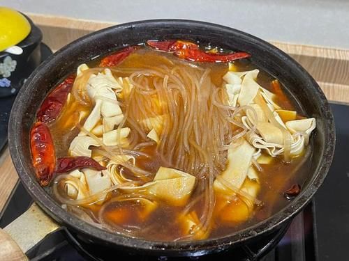 粉条|干豆腐别再炒着吃了，加一把粉条，香辣好吃，汤汁浓郁，没肉也香