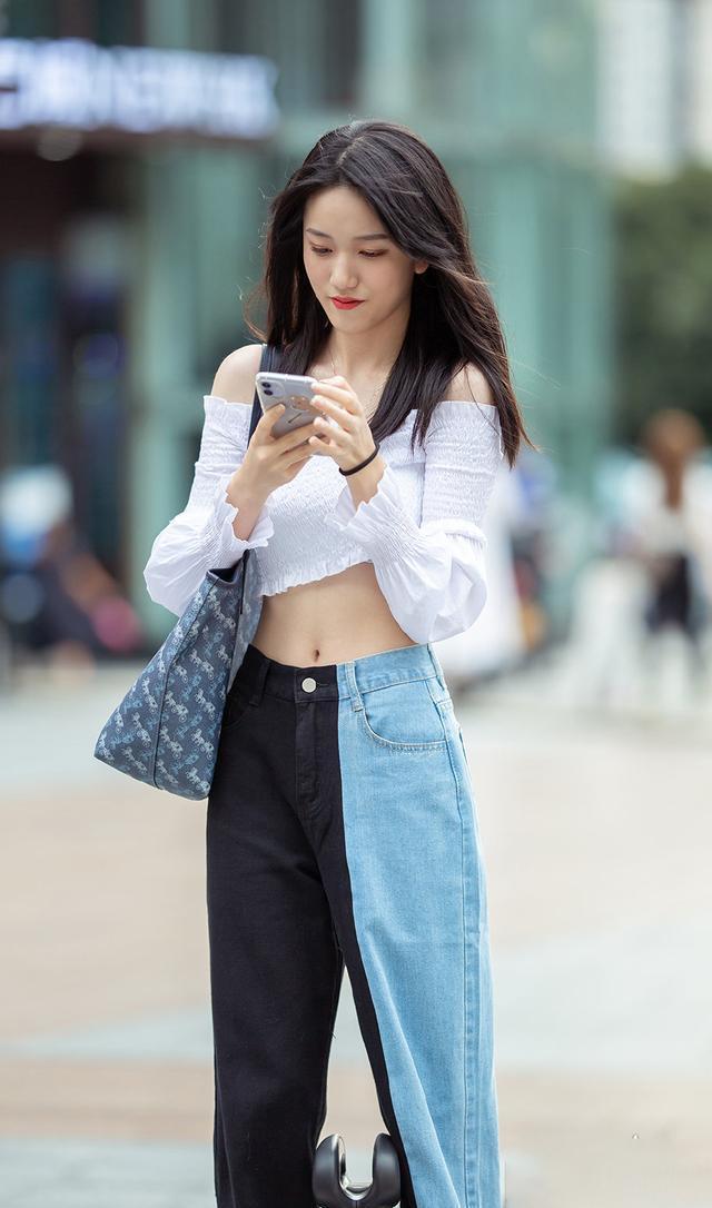 身材|街拍:暖冬, 美女用一字领上衣搭配拼色牛仔裤, 展示身材凸显青春气息