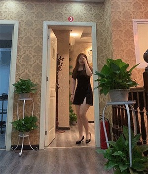 |搞笑GIF:哥们有你这样坐席的吗,你考虑过别人的感受吗