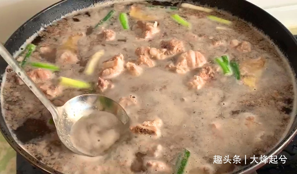 反复提醒,炖排骨时万万不要先焯水,牢记2步,排骨鲜嫩无腥味