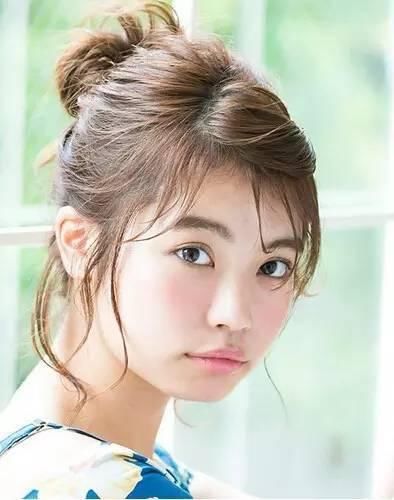 丸子头不是长发专属，短发版丸子头清爽甜美、元气满满！