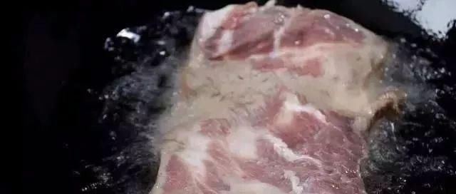 做红烧肉别再用酱油和啤酒了，用它炖，入口即化，一点都不腻!