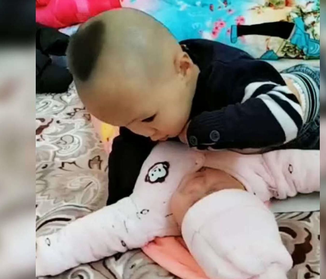 小棉袄|妈妈去上厕所让儿子看妹妹,出来看见哥哥,简直是笑喷了