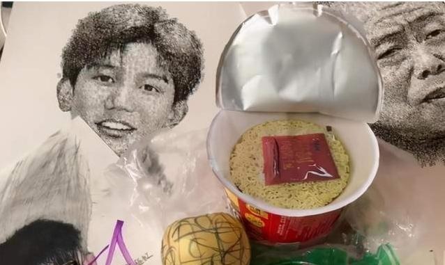 美术生来$美术生“绘画功底”有多强,老师看后难辨真假,并直言:没白教