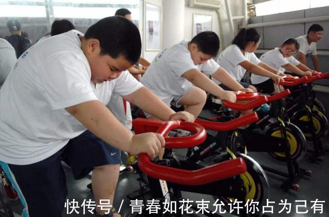 珊珊|婴儿车里的“大胖小子”,多半老人都喜欢,但真的可爱吗