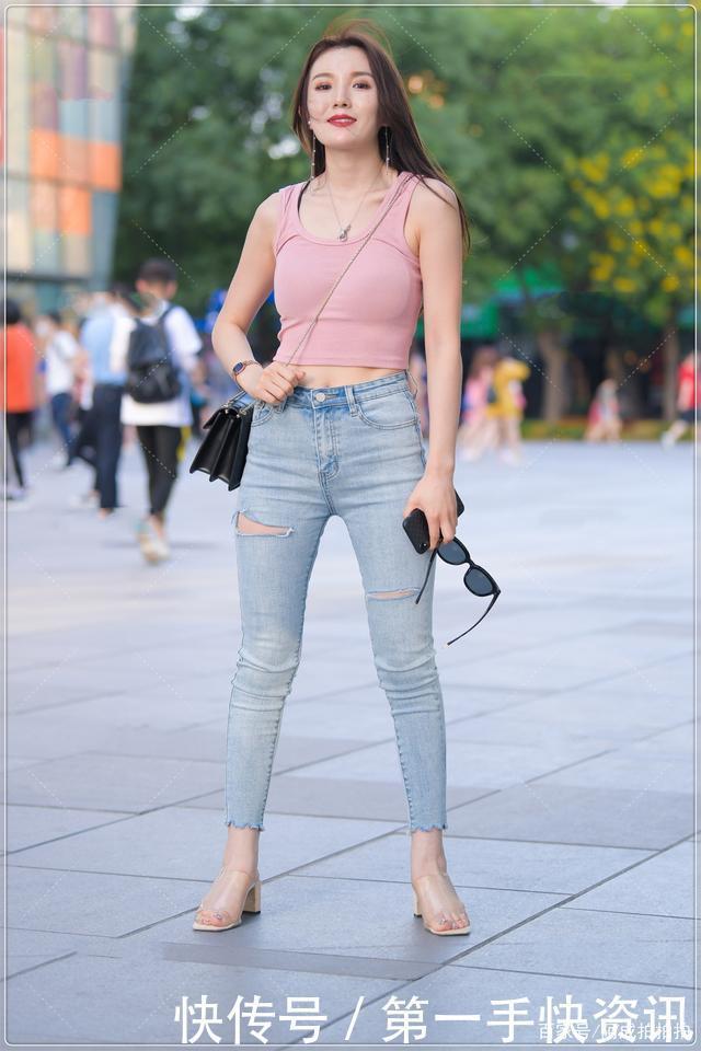 粉色吊带搭配牛仔裤，清凉舒适，少女感十足