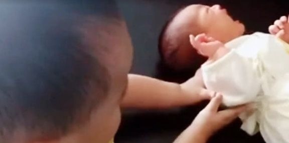 二胎政策|弟弟大哭,一岁四个月的哥哥好着急,束手无策的样子太可爱了