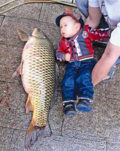 男子钓上35斤的“大鱼”，突现水面上的龙须，网友发了