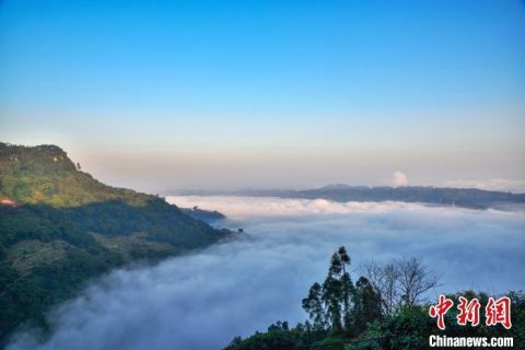  小镇|重庆沿江小镇出现壮观云海美景