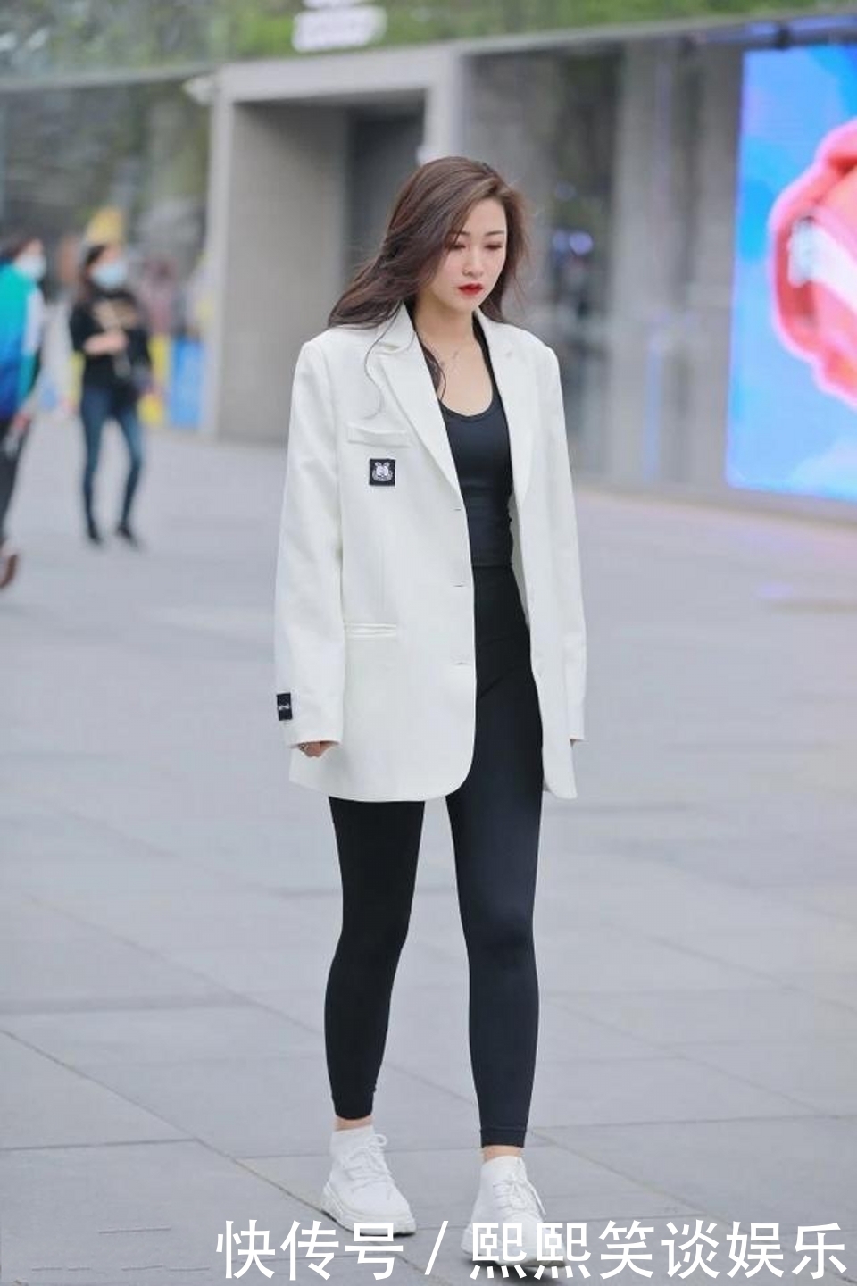 路人街拍,美女穿波点连衣裙配贝雷帽,让人感到耳目一新