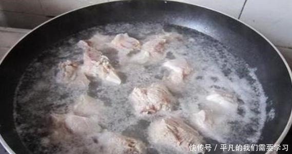 不管什么肉,越焯水越脏大厨教你一招,脏东西自己出来