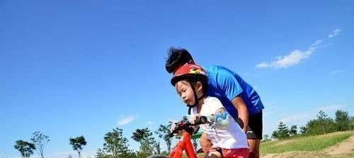 超级奶爸|“超级奶爸”带4胞胎出门,全家都觉得不靠谱,发回照片后笑喷了