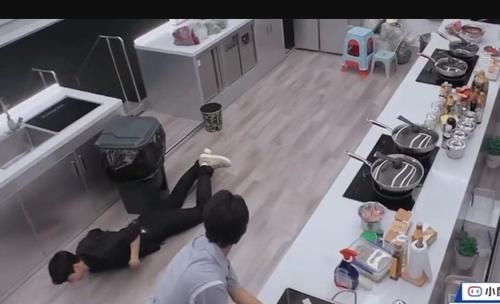 艺人|《中餐厅》安全隐患多,节目录制棚顶塌陷,艺人稍有不慎就会摔倒