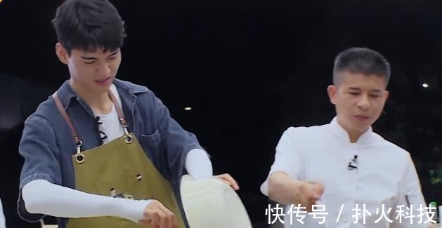 龚俊做菜状况百出,油四处飞溅手差点烫伤,处理方式令人心疼