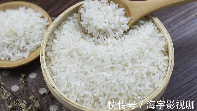 蒸米饭只加水是不行的,掌握4个诀窍,米饭香甜松软,粒粒分明