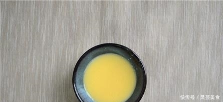 蒸鸡蛋羹,别再加生水了,掌握这3个技巧,鸡蛋羹嫩滑无气孔!
