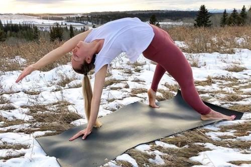 地面|感觉累了就练一练瑜伽,可以拉伸身体,消除疲劳,平和内心