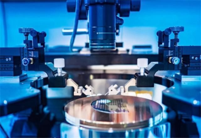 光刻机|荷兰职员:看不懂中国人为何花7500万买光刻机,却不用来研发芯片
