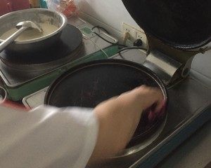 味道|卖了十几年鸡蛋饼的爷爷，做的饼又香又嫩，特好吃，味道堪称一绝
