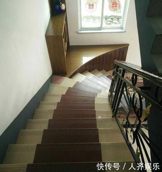 旋转楼梯|农村老家别墅装修完工,庭院养鱼又栽花,旋转楼梯更赞!晒晒