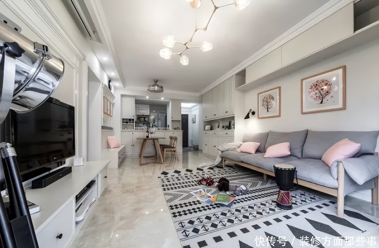 小立柜|96平北欧风三居室,玄关柜子占据整个墙面,一直延伸到客厅