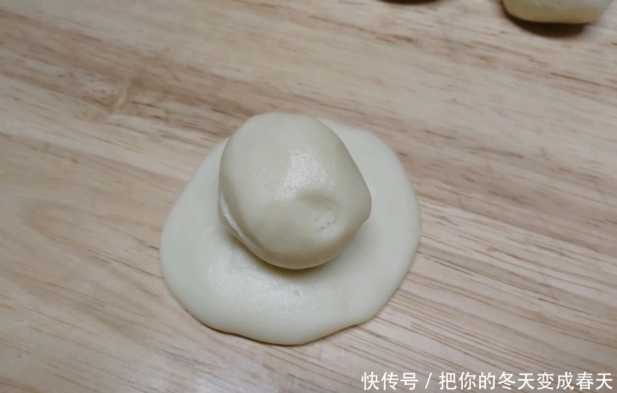 简单易上手的蛋黄酥,层层馅料包裹,香酥可口,太好吃了