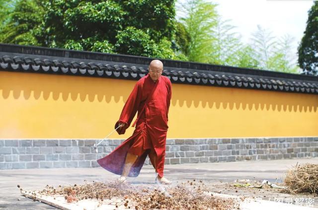 古庙 大学教师出家为僧，卖房隐居深山，重建古庙，称只满足物质太低级