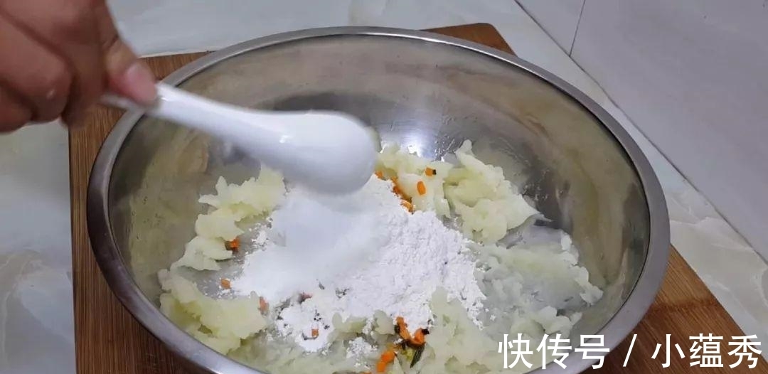 做法|土豆全新做法, 筷子一搅, 做出最好吃的土豆饼, 让你看着就超香吃