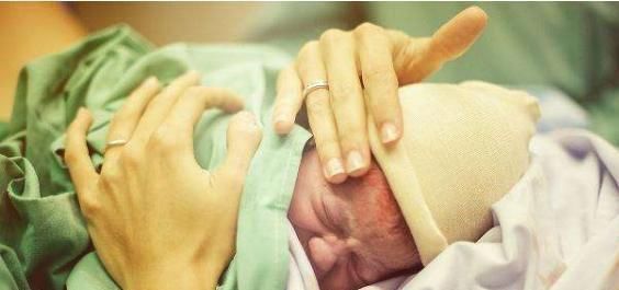 脸红|4岁女儿的一句模仿,让妈妈瞬间羞到脸红,夫妻行为要懂得避嫌