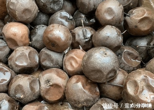 大爷|大爷摆摊卖“烂果子”,6元一斤,路人看了绕道走,识货人包圆了